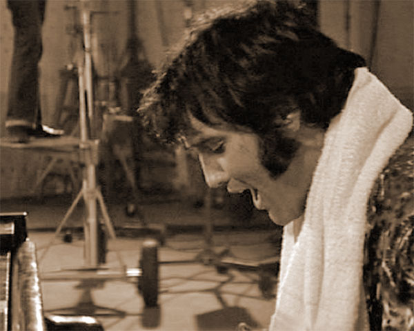 Elvis rehearsing in 1970
